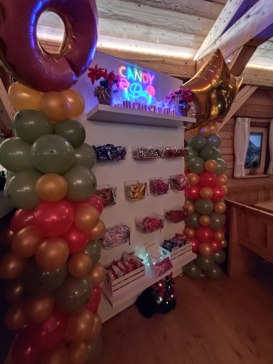 Süßigkeitenbuffet und Candy-Wall mit herbstlicher Ballon-Dekoration