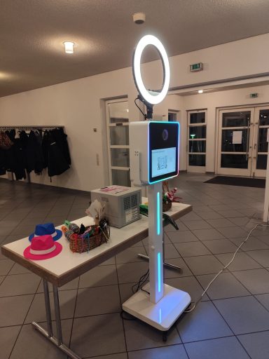 Photo Booth mieten Schwäbisch Hall Einsatzbereite Fotobox mit integriertem Ringlicht aufgebaut in einer modernen Hochzeitslocation.