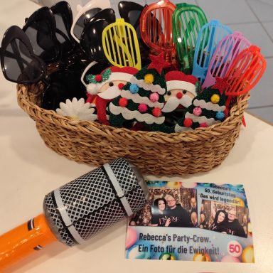 Fotobox Requisiten und Zubehör Party Korb voll mit lustigen Brillen, Hüten und Schildern für witzige Fotobox-Erinnerungsfotos.