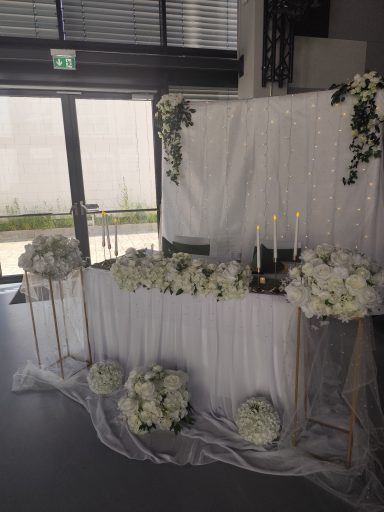 Brauttisch Dekoration leihen Stuttgart Detailansicht der Hochzeitsdeko am Brauttisch mit weiĂźen Blumenarrangements und edlen Stoffen. Planet Blue Sulzbach an der Murr