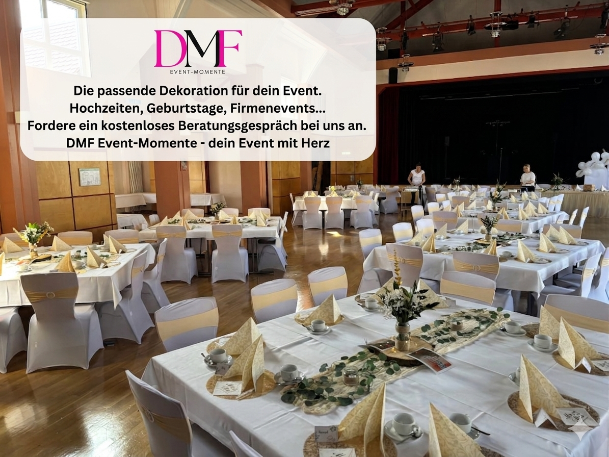 Festlich dekorierte Eventlocation mit weiß-grün-goldenen Ballonsäulen für eine Feier