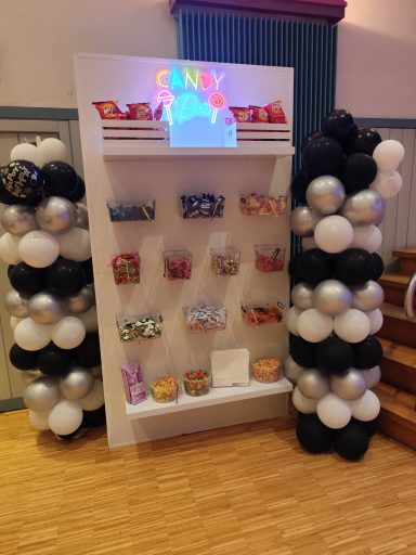 Moderne Candy-Wall mit eleganter schwarz-weiß-silberner Luftballon-Säule