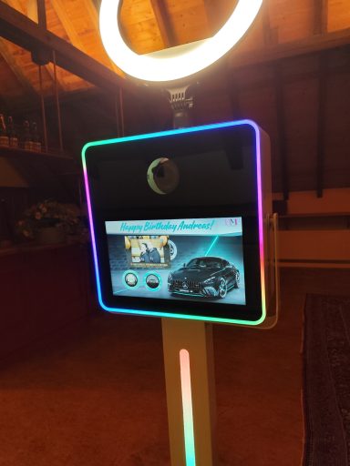 Fotobox mit LED-Beleuchtung leihen Esslingen Premium Fotobox mit bunt leuchtendem LED-Rahmen und individuellem Hochzeits-Layout auf dem Bildschirm.