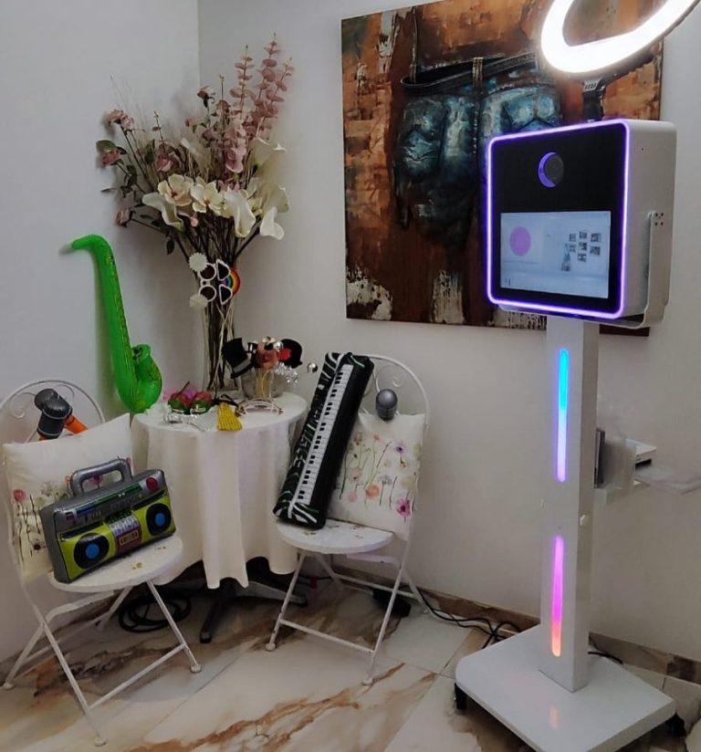 Deine Moderne Fotobox für Stuttgart, Remshalden & Umgebung: dmf-eventmomente.de Die moderne Fotobox von dmf-eventmomente.de bietet Spaß und lustige Erinnerungen für Hochzeiten, Geburtstage und Firmenfeiern.