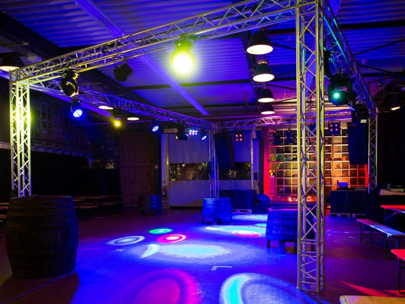 Professionelle Licht- und Tontechnik mit stimmungsvoller Ambientebeleuchtung in einer Event-Location