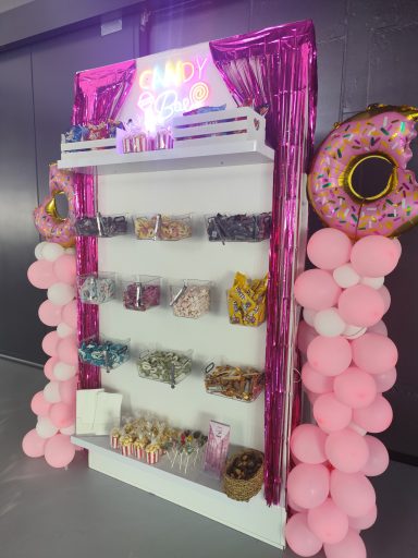 Candy-Wall Verleih mit pinkem Glitzervorhang und süßen Donuts